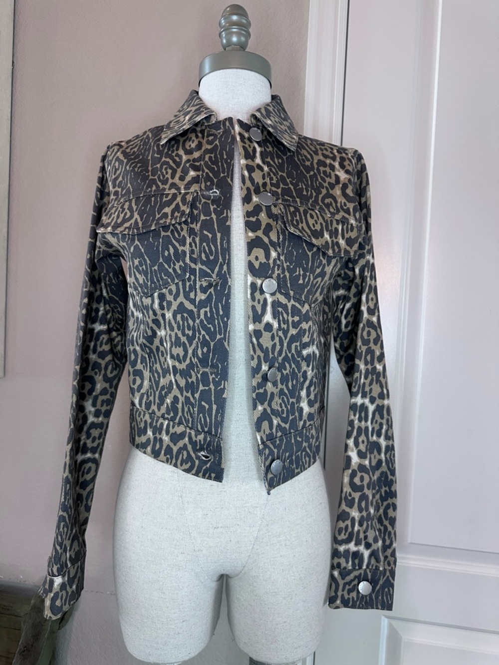 RSQ Women's Leopard-Print Cropped Jean Jacket - Black & Tan